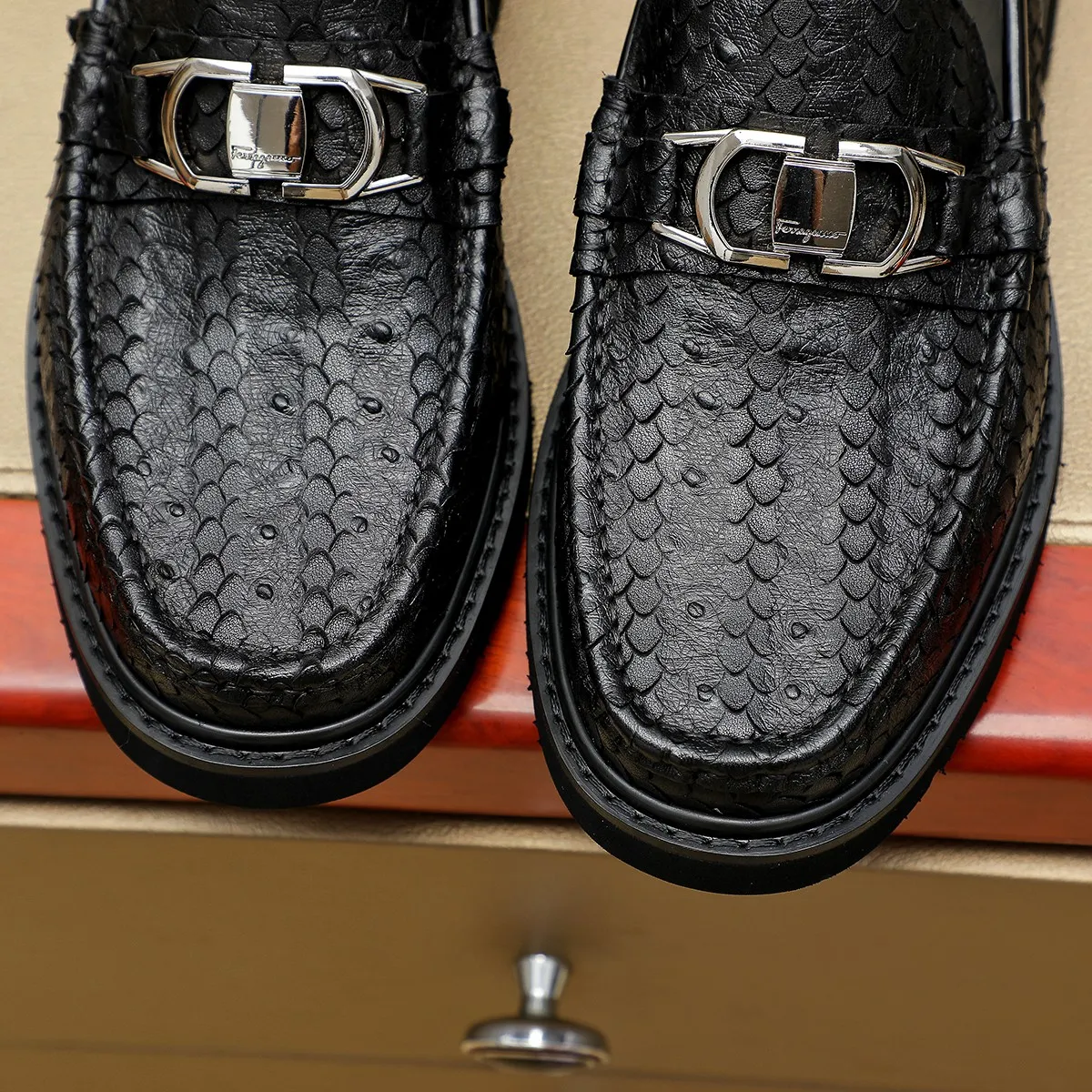 Men's shoes 💰500 Ferragamo [Ferragamo] top imported suit men's shoes 💯Original copy of the official website, product materials: selected imported embossed calfskin + luxury hardware buckle accessories ~ imported water-dyed cow 🐂 leather lining. Strong three-dimensional visual effect, original combination outsole, multiple colors available😘 Size: 38-44 (.45.46. Customized)